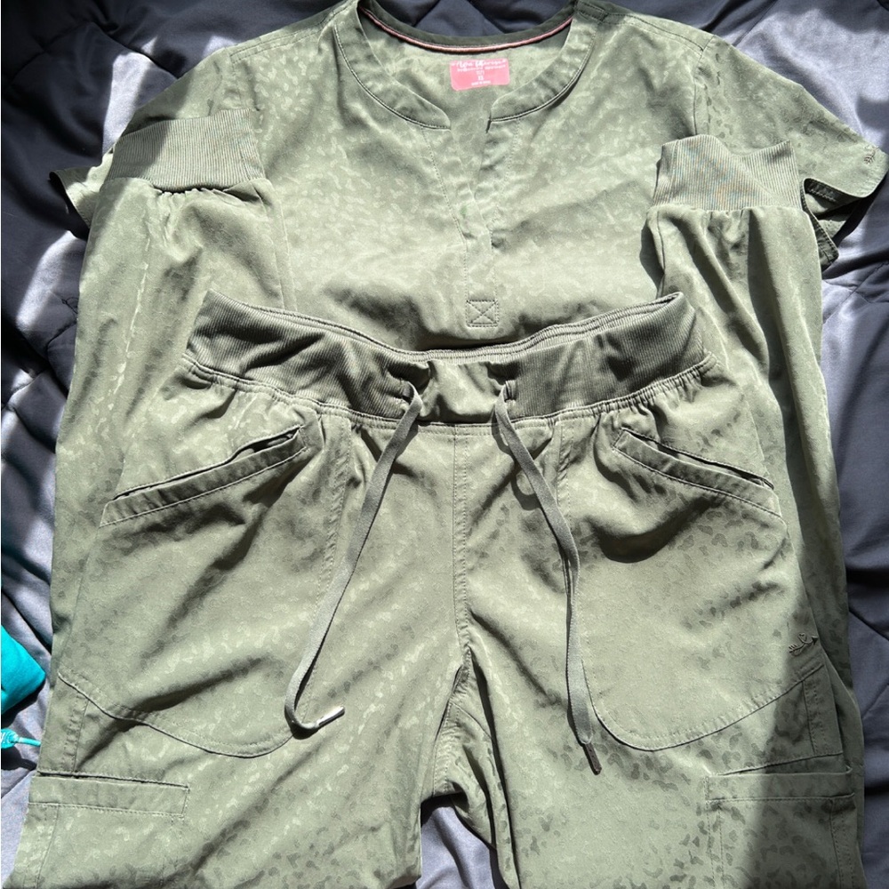 Ava Therese sage green scrub set 
*TOP IS SIZE XS BOTTOM IS SIZE SMALL*